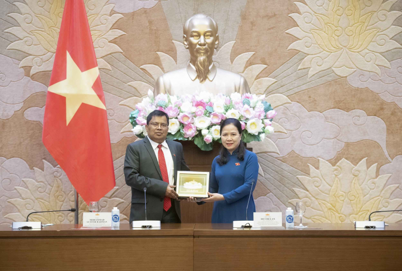 Chủ tịch Nhóm Nghị sĩ hữu nghị Việt Nam – Bangladesh Đỗ Thị Lan và Đại sứ Đặc mệnh toàn quyền Cộng hoà Nhân dân Bangladesh tại Việt Nam Mohammad Lutfor Rahman chụp hình lưu niệm
